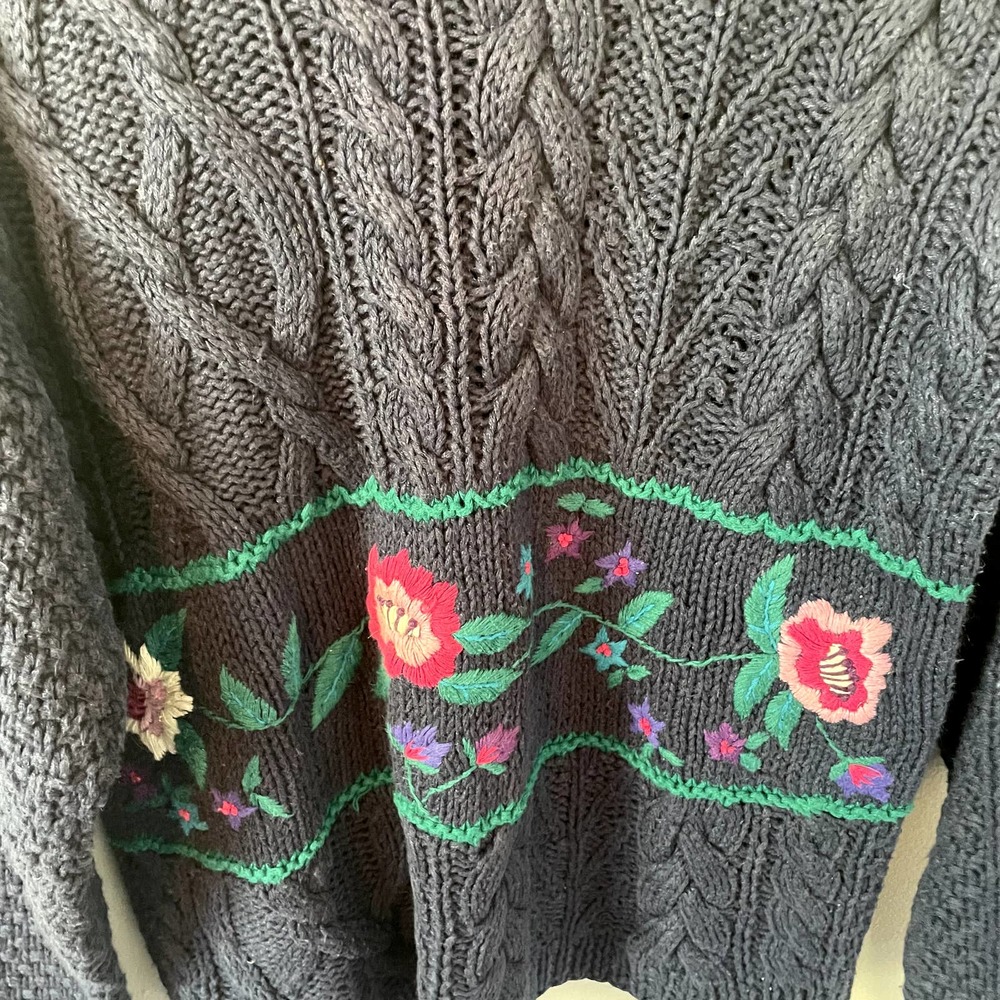 Vintage Hand Knit Cable Knit Floral Sweater in Navy Size Small - Picture 8 of 13